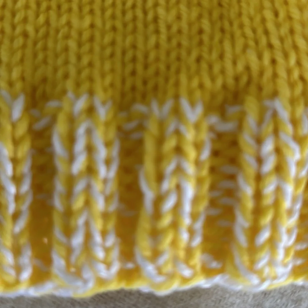 Hand-knit beanie in yellow - Picture 2 of 2